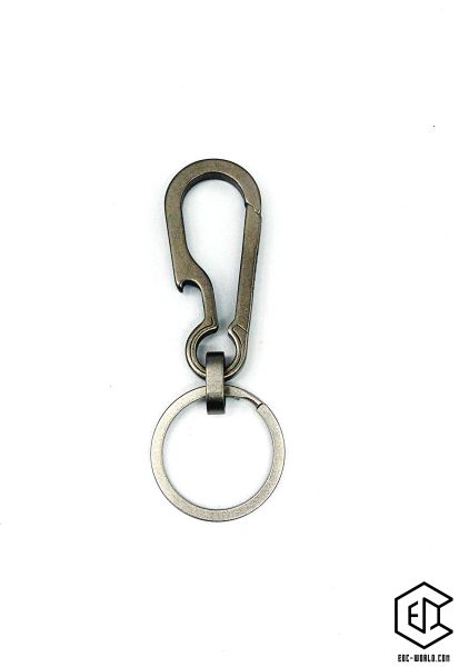 Karabiner Titan mit Öse und Schlüsselring auf weissem Hintergrund